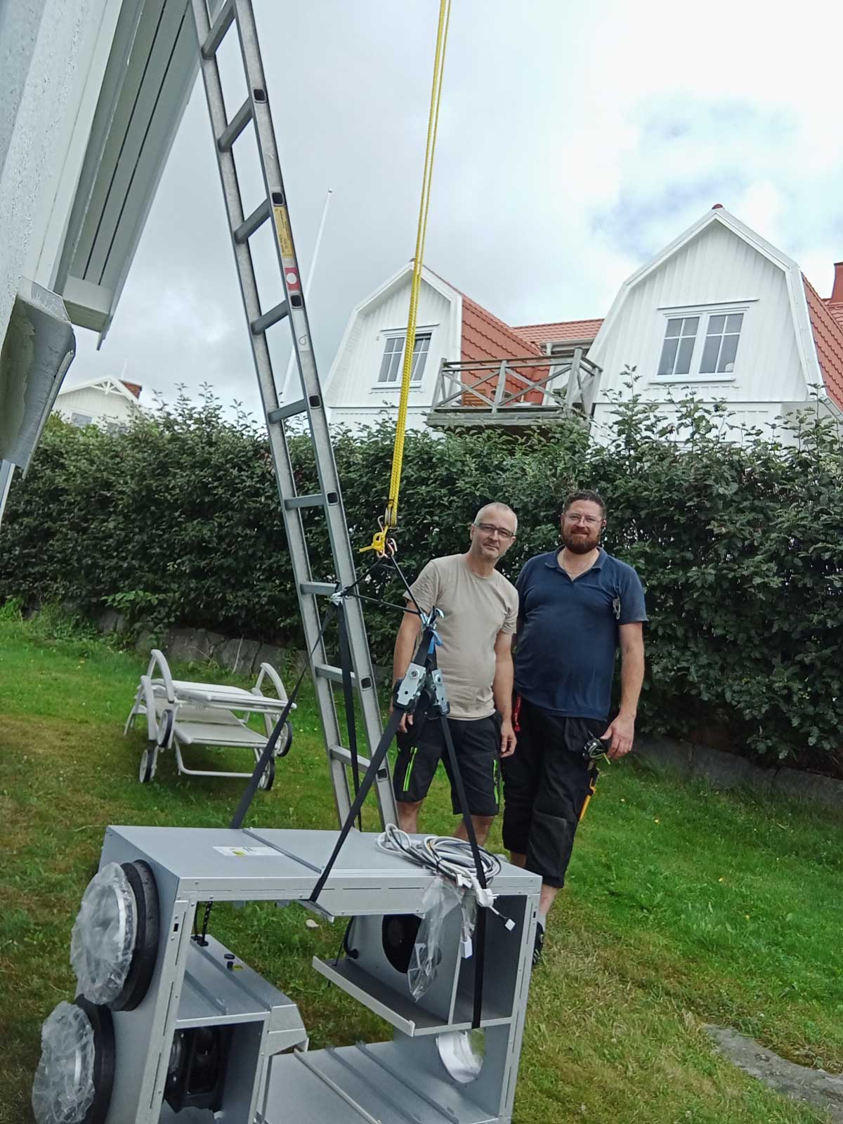 Flexit L6 som ska lyftas upp på vind, bild 1