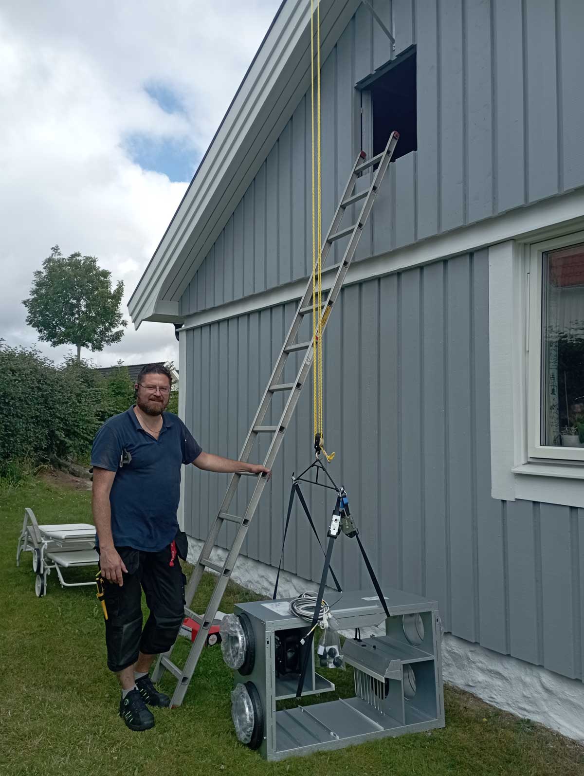 Flexit L6 som ska lyftas upp på vind, bild 2